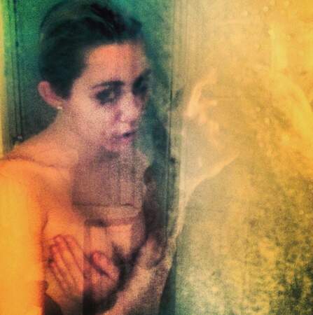 Miley Cyrus sous la douche, topless !