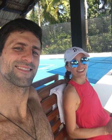 En vacances, Novak Djokovic joue au tennis avec sa meilleure partenaire de double : sa femme Jelena. 