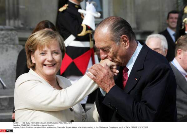 ... mais pas aussi chaleureuse qu'avec Angela Merkel. Oh, ce baise-main !!!