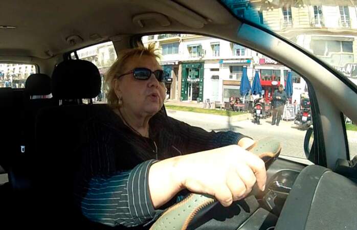 Nicole Viala, 60 ans, est quant à elle chauffeur de taxi à Marseille