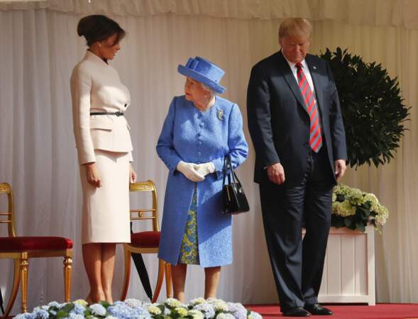 La reine Elizabeth II en pleine discussion avec Melania Trump