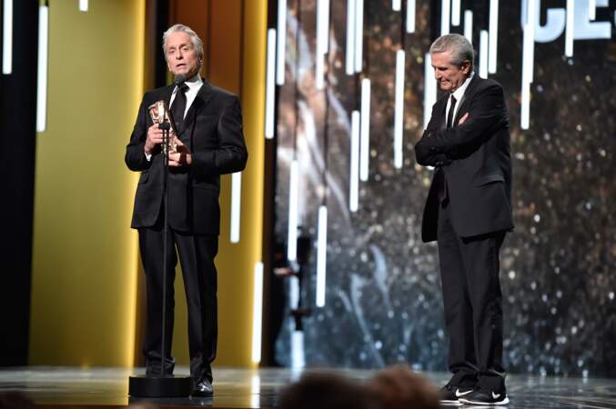 Michael Douglas a reçu un César d'honneur des mains de Claude Lelouch