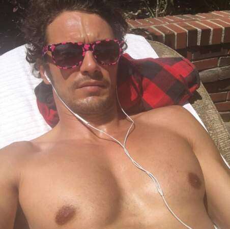 James Franco torse nu au soleil. 