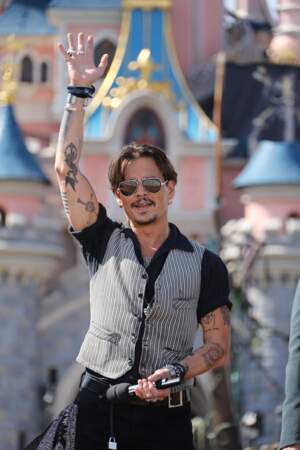 Eh oui ! Johnny Depp a fait le déplacement jusqu'à Marne-la-Vallée pour promouvoir le nouveau film de la saga