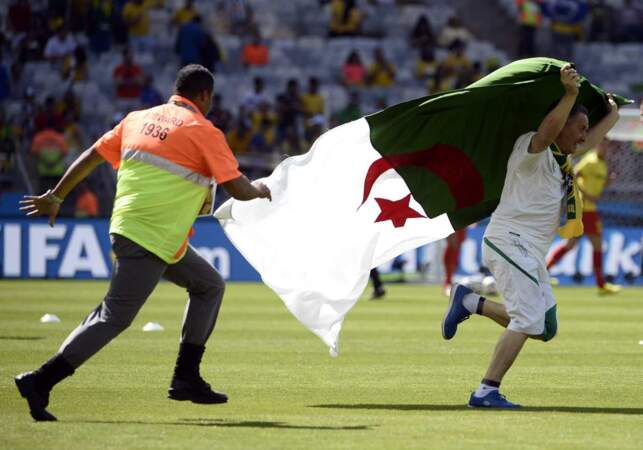 Pour ce supporter algérien, échauffement des joueurs ou pas, il est toujours temps d'entrer sur la pelouse