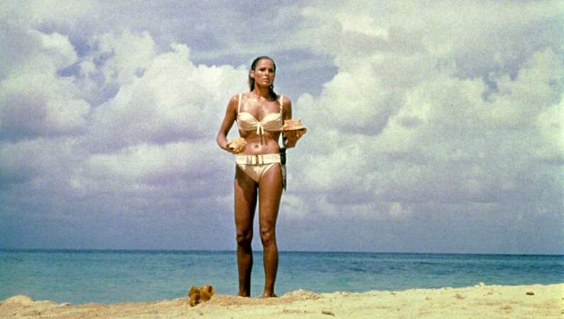 Ursula Andress sortant de l'eau dans James Bond contre Dr No (1962) : une séquence culte