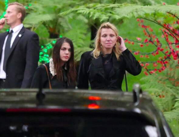 Courtney Love et sa fille Frances Bean Cobain quittent la cérémonie