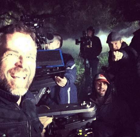 Selfieeeee pour le Chris Argent et les membres du tournage...