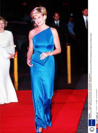 Resplendissante dans une robe Versace en satin de soie, à Sydney en 1996 l'année de son divorce