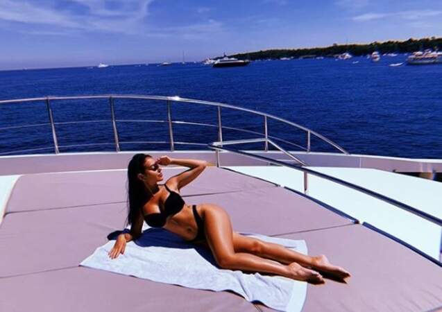 Georgina Rodriguez, wag la plus célèbre du monde, se prélasse sur un yacht au large de la France