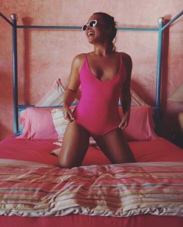Demi Lovato n'est pas partie à la mer, mais ça ne l'empêche pas de poser en maillot sur son lit ! Chapeau ! 