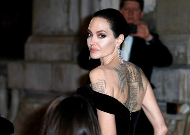 Angelina Jolie possède une bonne douzaine de tatouages sur le corps