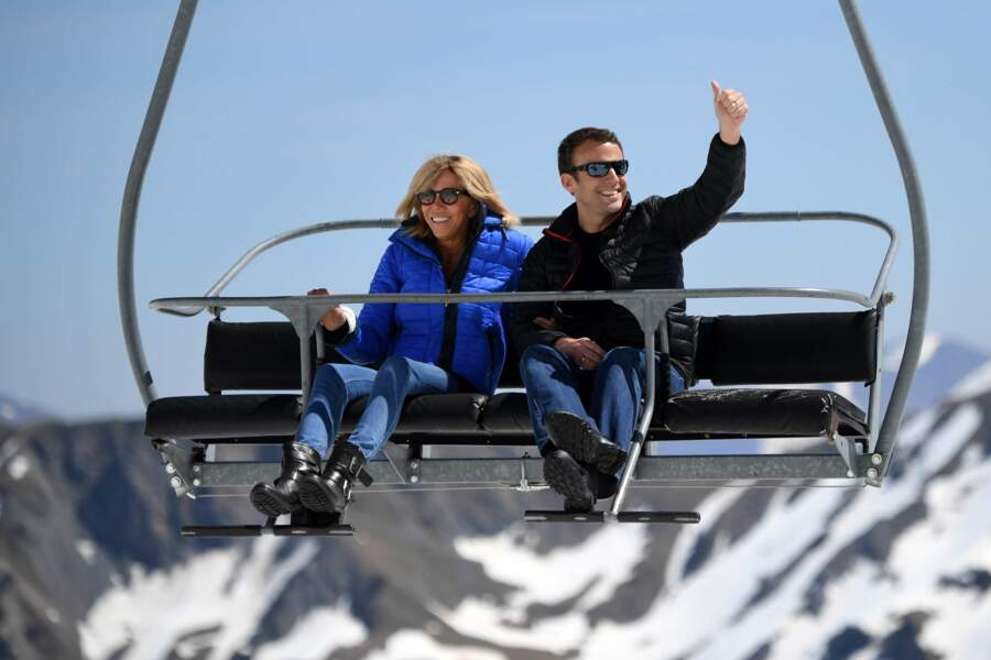 Tout sourire, le couple Macron a même fait un tour de télésiège