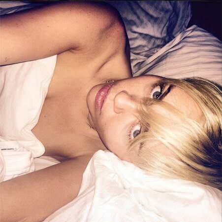 La déjantée Miley Cyrus, qui se prend maintenant en photo nue dans son lit ! 
