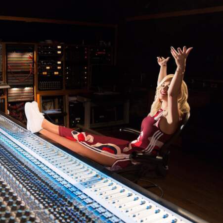 Rita Ora était à l'aise en studio. 