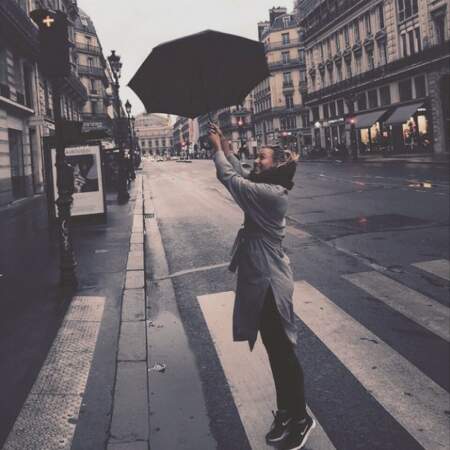 Pendant ce temps, Maria Sharapova se balade toujours dans les rues de Paris...
