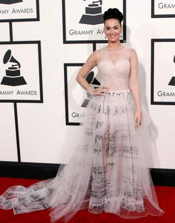 La robe très TRES originale, en inspiration partition, de Katy Perry