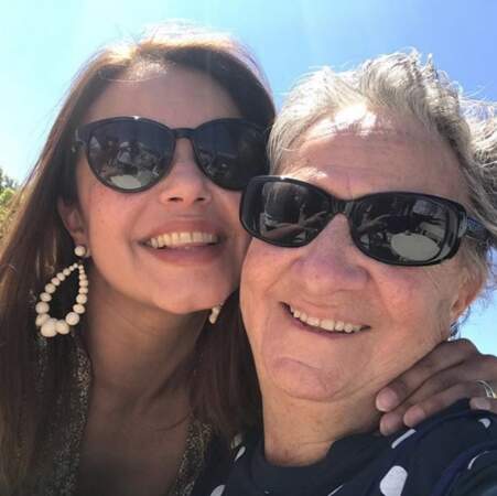 Un peu d'amour avant de se quitter : selfie tout sourire pour Séverine Ferrer et Marthe Villalonga. 