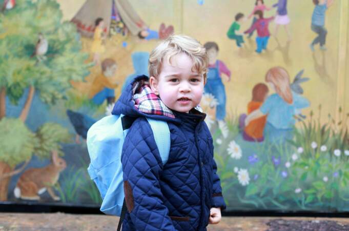 6 Janvier 2016. Baby George fait sa rentrée dans une école Montessori dans le Norfolk. Trognon !