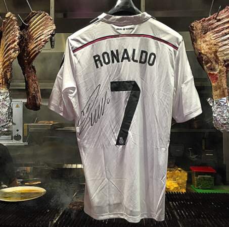 Tout comme Cristiano Ronaldo, qui lui aurait dédicacé un maillot du Real Madrid