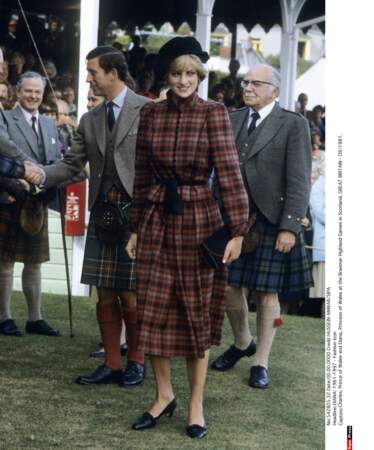 Aux Braemar Highland Games en Écosse, une tenue classique en tartan de circonstance