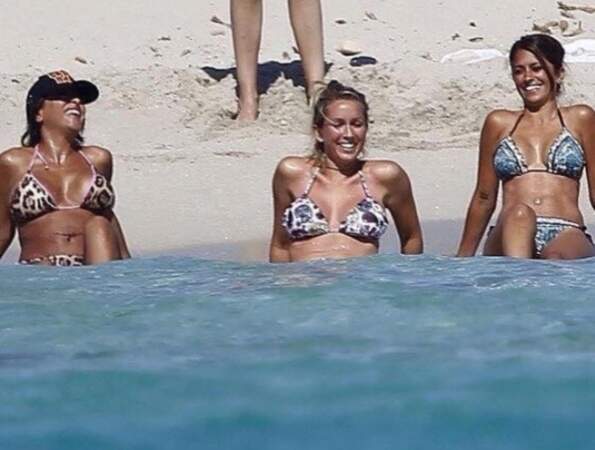 Allez, c'est cadeau : en bikini, madame Fabregas, madame Suarez et Madame Messi !