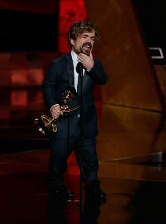 On ne résiste pas à l'envie de vous montrer Peter Dinklage (Tyrion Lannister) et son Emmy Awards