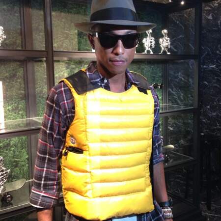 Pharrell Williams est gentil mais il porte des tenues étranges.