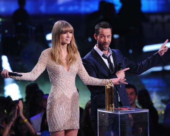 Taylor Swift et Emmanuel Moire ont remis le prix de l'artiste féminine francophone de l'année à Shy'm. 