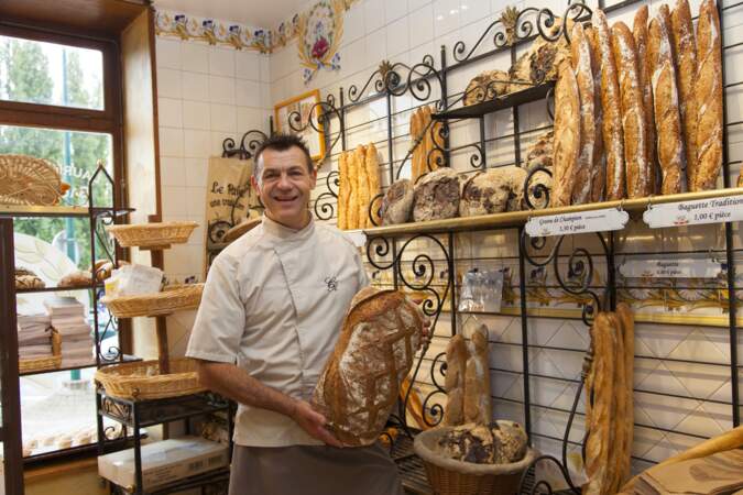 Bon comme du bon pain, Christophe propose à ses clients une multitude de petits et gros pains