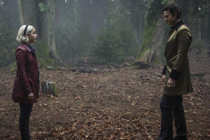 C'est dans la forêt que Sabrina a rendez-vous avec Le seigneur des Ténèbres (Luke Cook), même pas peur