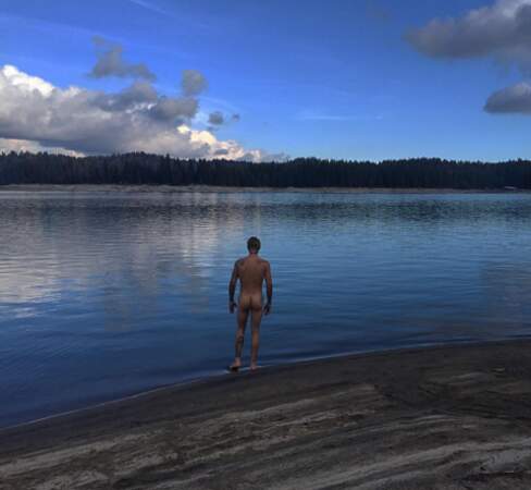 Alerte pleine lune : Justin Bieber s'est baigné tout nu dans un lac. 
