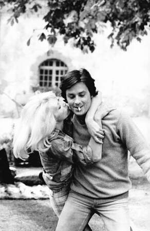 Scène de tendresse entre Mireille Darc et Alain Delon au début de leur idylle (vers 1968)
