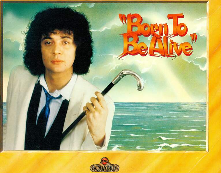 Dans les années 80, Patrick Hernandez chante "Born to be alive" habillé comme dans Orange Mécanique. 