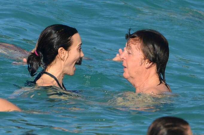 Et les people s'amusent aussi en couple dans l'eau ! Paul McCartney et Nancy Shevell à Saint-Barth... 