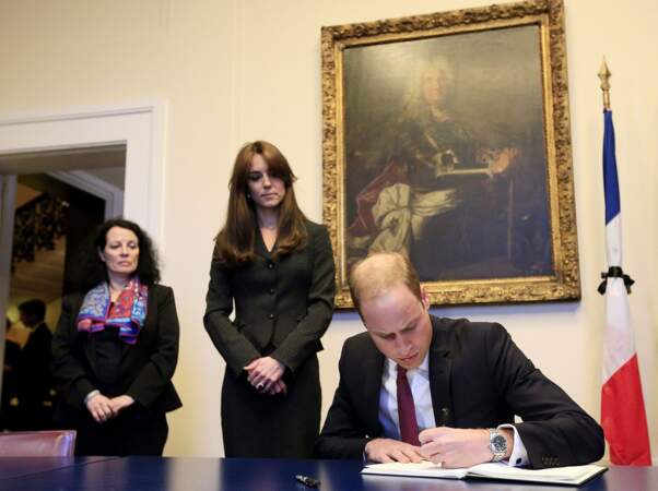 Novembre : Suite aux attentats à Paris, William et Kate signent le registre de condoléances à l'Ambassade de France