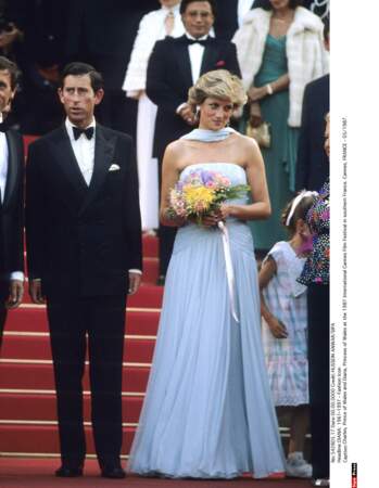 À Cannes, c'est dans une robe de star de cinéma qu'elle monte les marches en 1987
