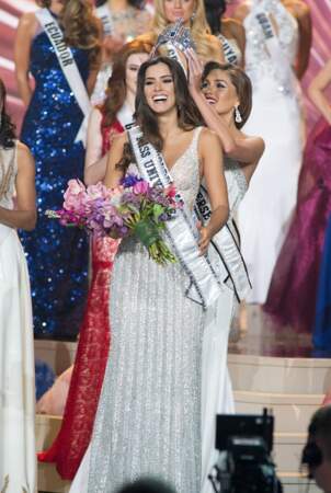 Pauline Vega rayonnante avec sa couronne ! Félicitations à Miss Colombie élue Miss Univers 2014