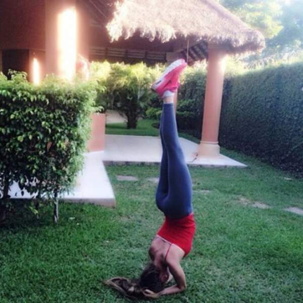 Maria Salaeus en pleine séance de yoga