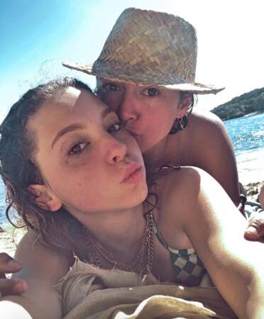 Et Emma De Caunes et sa fille Nina se sont offert une virée à la plage. 