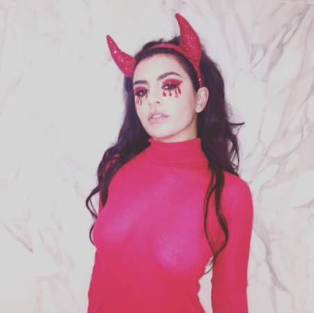 Charli XCX optera-t-elle pour ce costume ? 