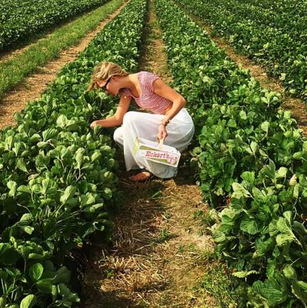 La top Karlie Kloss, elle, s'est essayé à la cueillette des fraises (miam)...