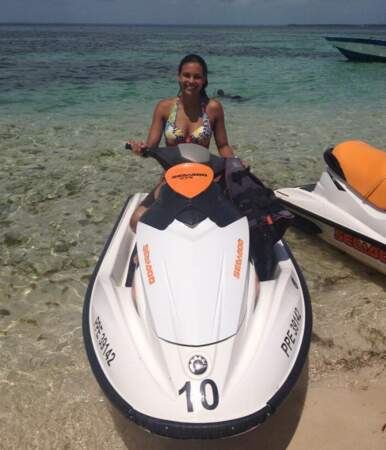 Voici Marine Lorphelin qui s'apprête à faire du jet ski en Guadeloupe...