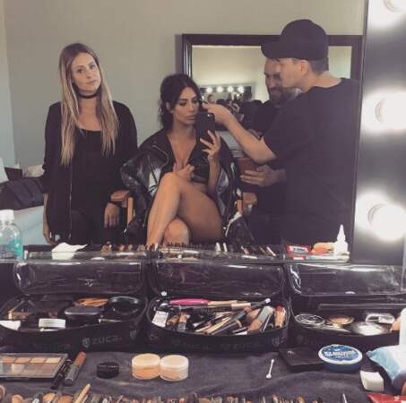 Et Kim Kardashian sans rien sous sa veste en cuir. En loge make-up, normal. 