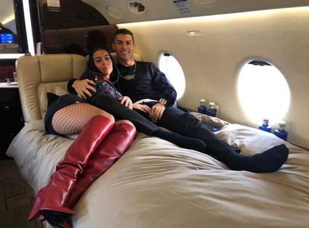 Certains voyages en avion sont plus agréables que d'autres, n'est-ce pas Cristiano Ronaldo et Georgina ? 