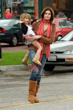 Kaya Gerber à Malibu en 2005, dans les bras de sa magnifique maman Cindy Crawford