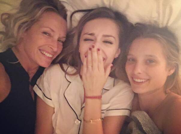 Pendant ce temps-là, Estelle Lefébure faisait un selfie avec ses filles Emma et Ilona. 