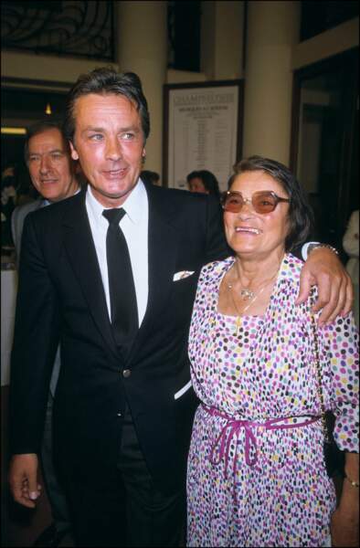 Avec sa maman Edith en 1988. Alain connaitra pourtant une famille d'accueil et la pension jusqu'à ses 14 ans