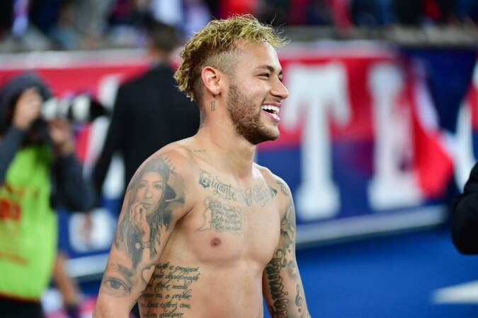 Neymar, torse nu, tatoué et bien coiffé en 2018 lors de PSG / OL