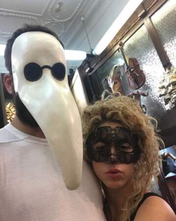 En train de divorcer ? Non, Gerard Piqué et Shakira cherchent actuellement des masques. 